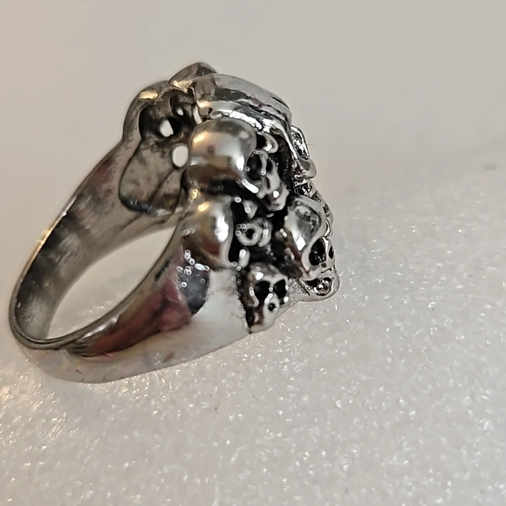 MANY SKULLS Size 14 Silvertone Ring